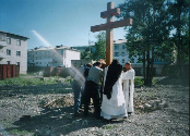Установка креста в городе Облучье Еврейской АО на месте предполагаемого строительства храма (2005г). Источник: http://www.chudesnoe.ru/foto.php